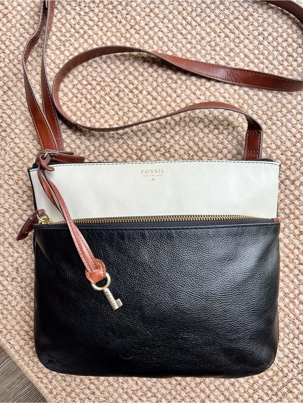 🦕Fossil Black Cream Pebbled Leather Crossbody Bag Colorblock Zip Purse Key Charm